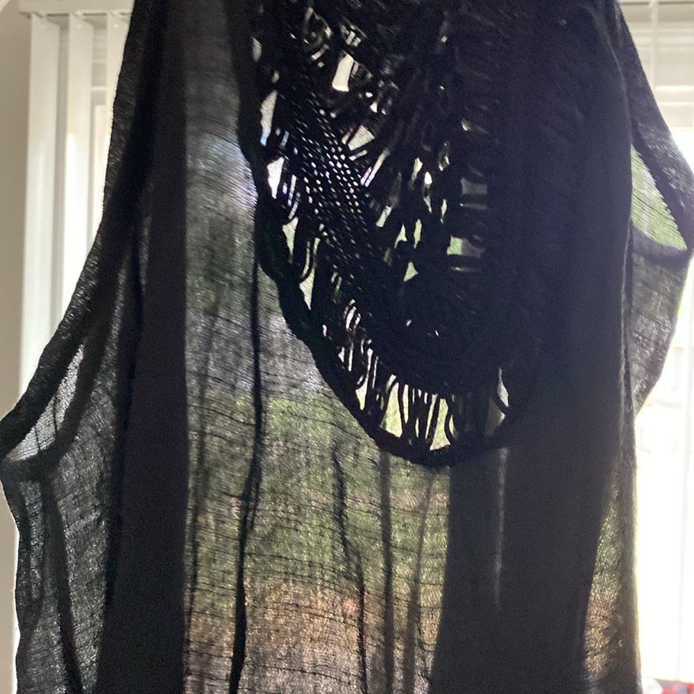 Black Fringe Sleeveless v-neck Top - Picture 13 of 17